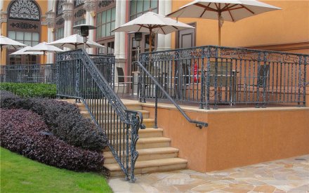 清遠(yuǎn)美式鋁合金護(hù)欄價(jià)錢-安誠(chéng)護(hù)欄廠家